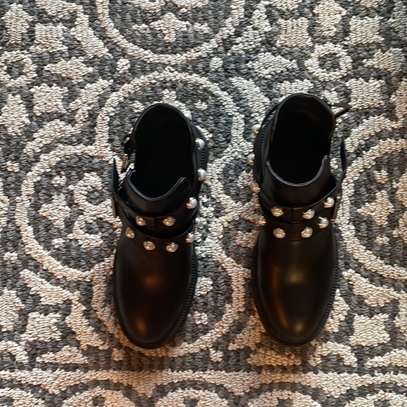 Black cut out booties with straps - Picture 4 of 9